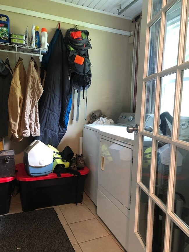 Building Photo - 2/1, Charming home with Flexible move-in