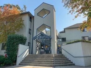 Building Photo - Perfect blend of convenience and comfort 2/2 San Mateo