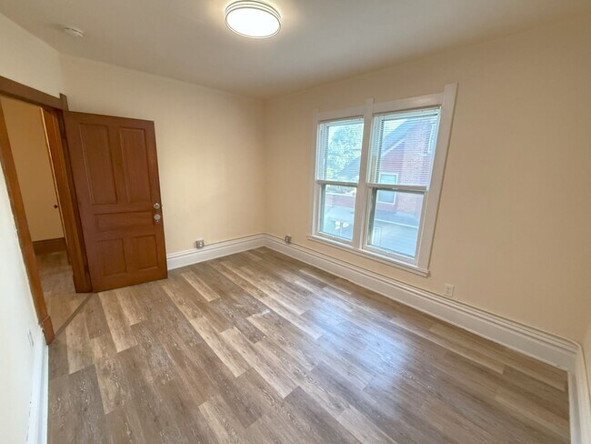 Building Photo - 116 Lathrop St