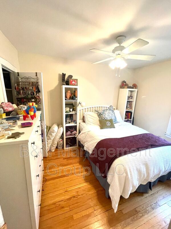 Building Photo - 910 W Oakdale Ave