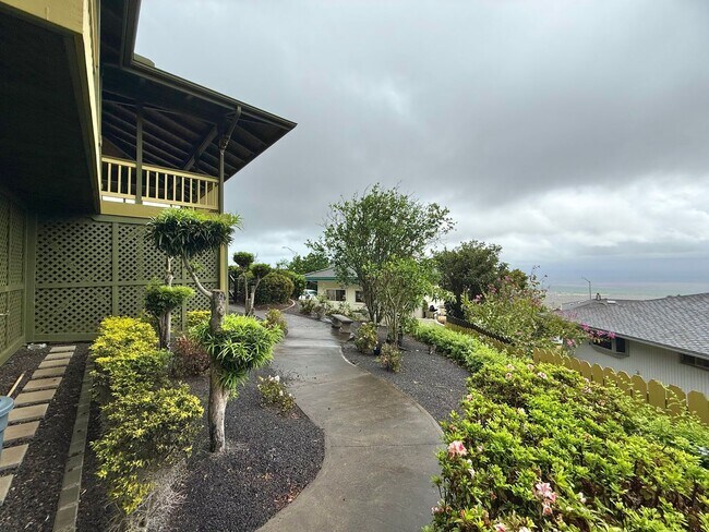 Building Photo - Beautiful 3 Bedroom / 2.5 Bathroom Home in Wailuku Heights!