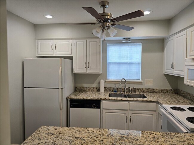 Building Photo - 12968 Trail Hollow Dr