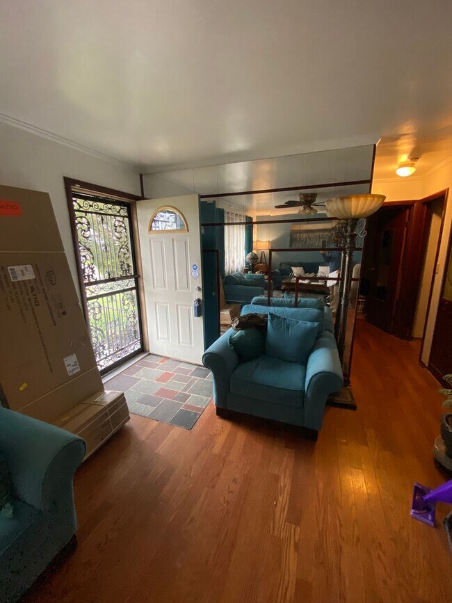 Building Photo - 3 Bedroom Single Family Home with giant ba...