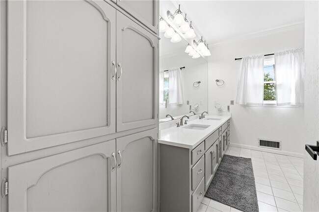 Building Photo - 125 River Park Dr