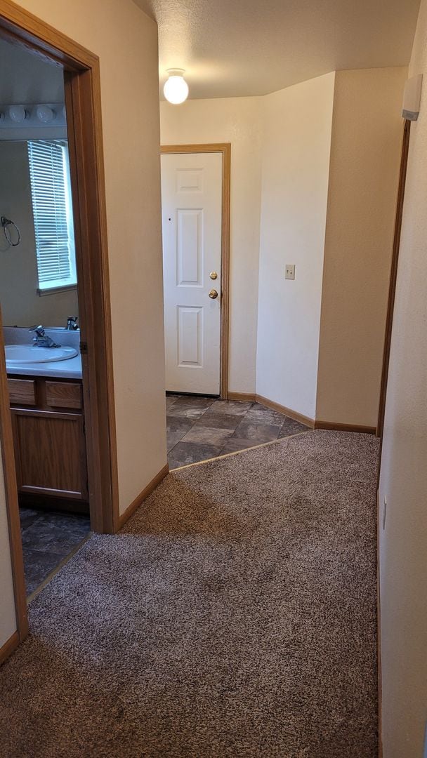 Building Photo - Bright & Convenient Townhouse Living!