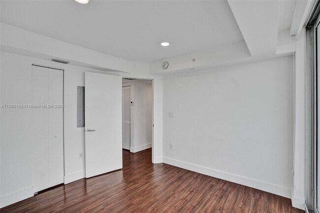 Building Photo - 9261 E Bay Harbor Dr