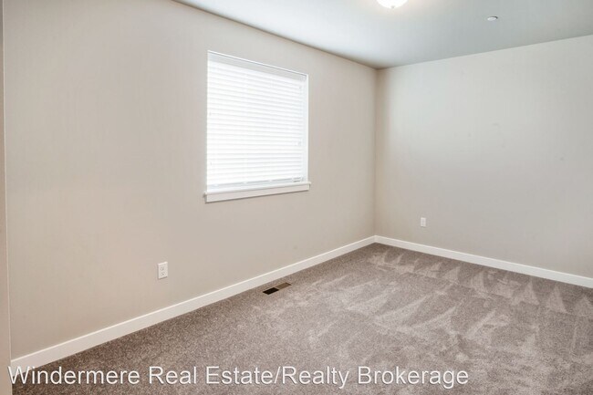 Building Photo - 4 br, 2.5 bath House - 8419 63rd St NE