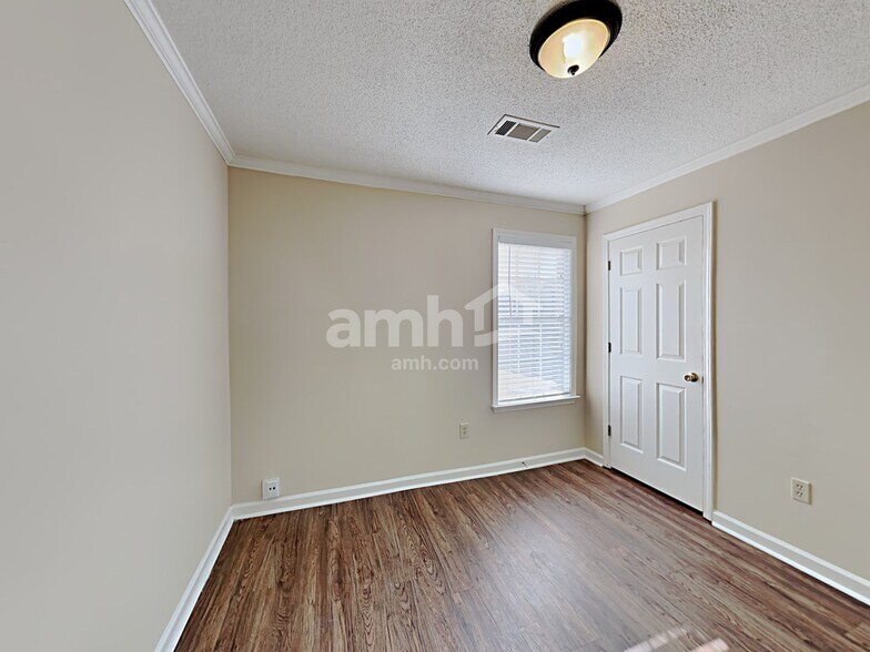 Building Photo - 10067 Woodland Grove Dr