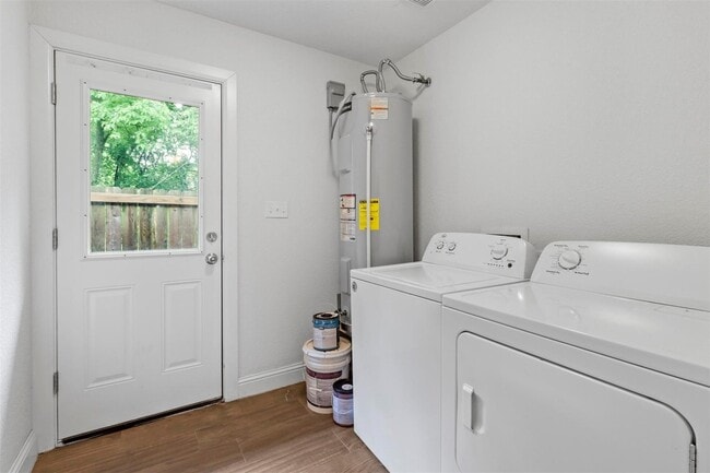 Building Photo - 715 Point Lookout Dr