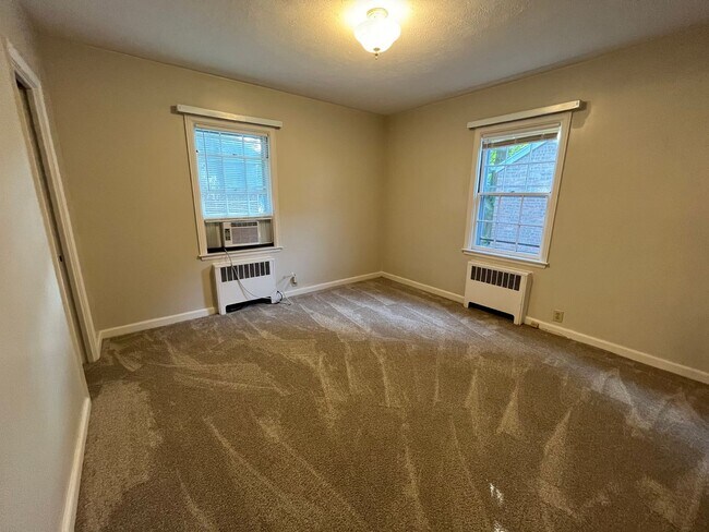 Building Photo - 3323 Lakeshore Dr