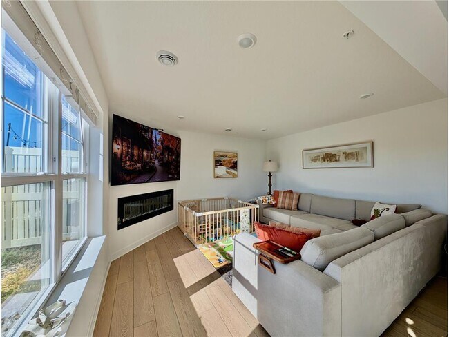 Building Photo - 1073 Jubert Dr