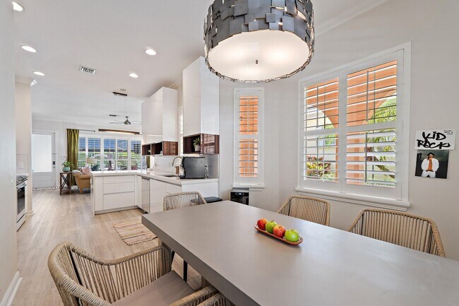 Building Photo - 231 Caravelle Dr