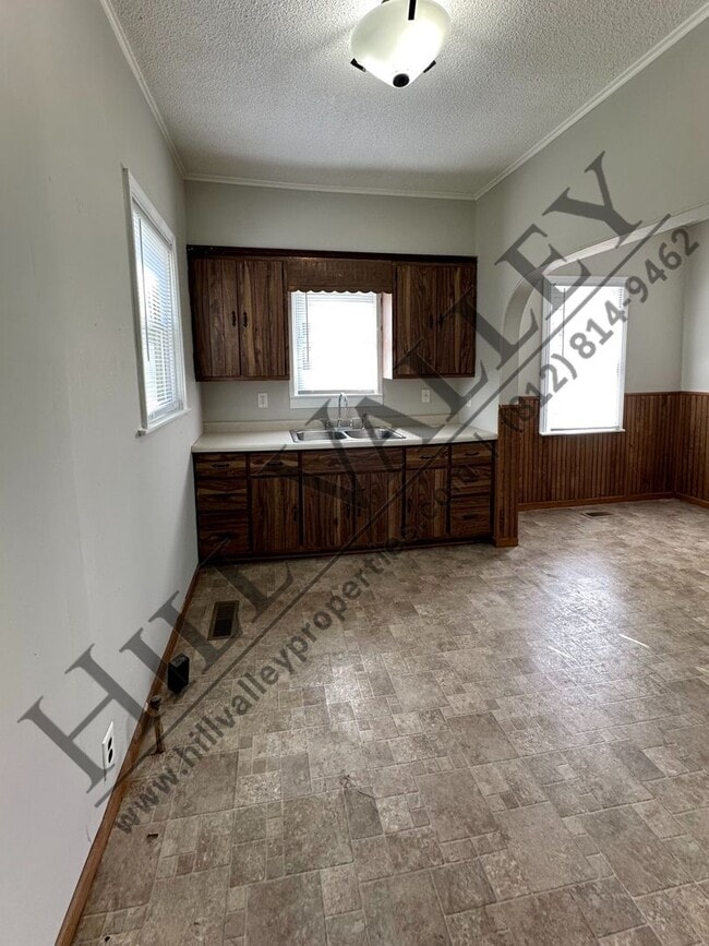 Building Photo - Charming Two Bedroom Home