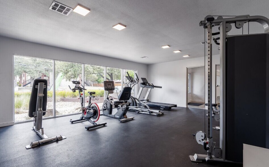 Building Photo - 1071 Clayton Ln