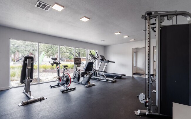 Building Photo - 1040 Clayton Ln