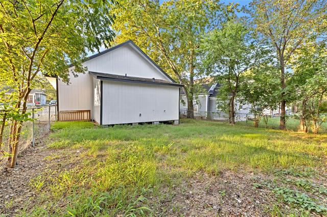 Building Photo - 323 W Cherry St