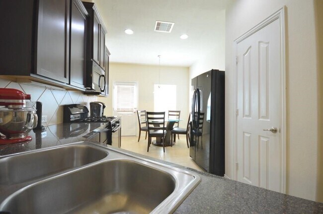 Building Photo - 2727 Lakecrest River Dr