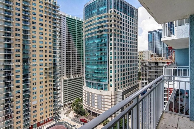 Building Photo - 1111 Brickell Bay Dr