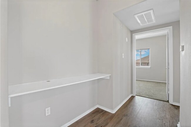 Building Photo - Stylish Living in the Heart of Princeton!
