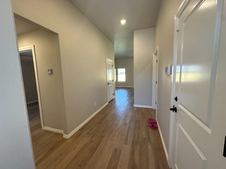 Building Photo - 1621 NE 33rd St