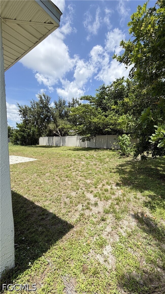 Building Photo - 1229 SE 21st Pl