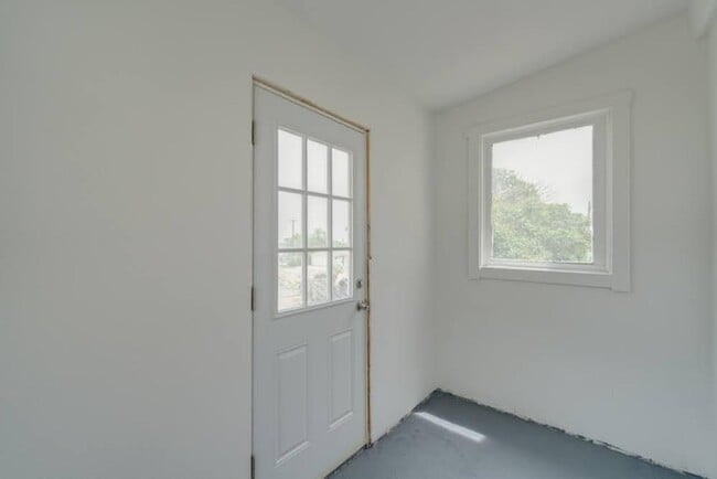 Building Photo - 4 bedroom 2 bath Home