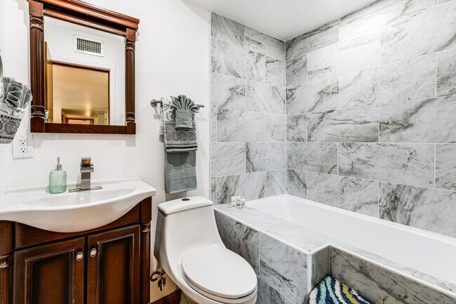 Building Photo - 10 Robbers Roost