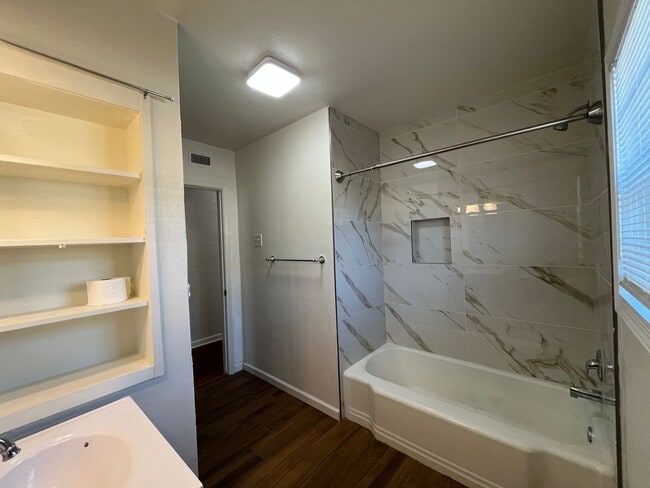 Building Photo - Well Maintained Two Bedroom One Bath!