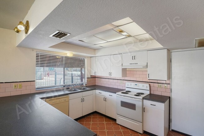 Building Photo - SPACIOUS 3 BEDROOM HOME