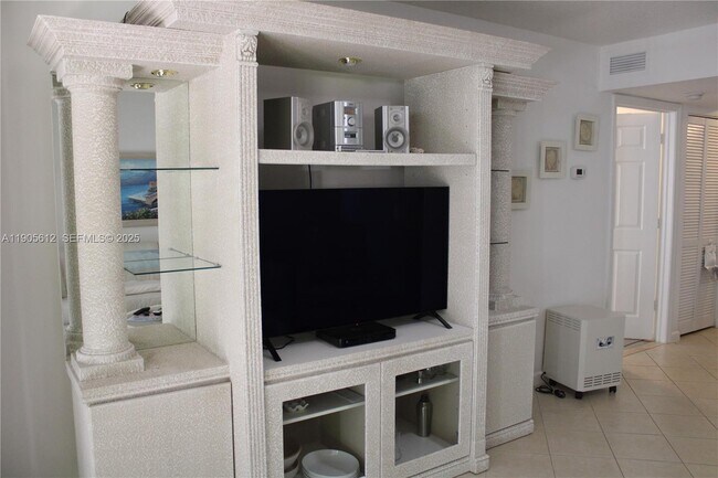 Building Photo - 519 E Sheridan St