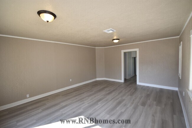 Building Photo - 566 B St