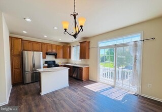 Building Photo - 4651 Carisbrooke Ln