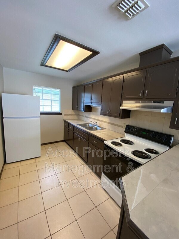 Building Photo - 601 Gastel Cir