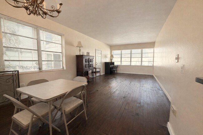 Building Photo - 4710 Pine Tree Dr