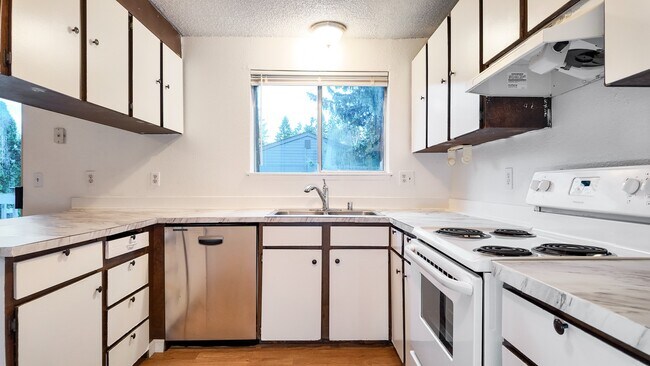 Building Photo - Spacious Apartment in Cozy Tacoma Neighborhood