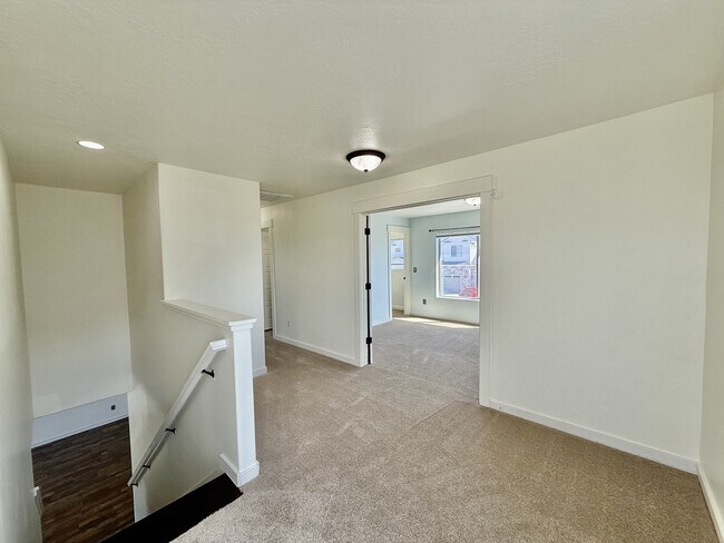 Building Photo - 722 S Willow Park Dr