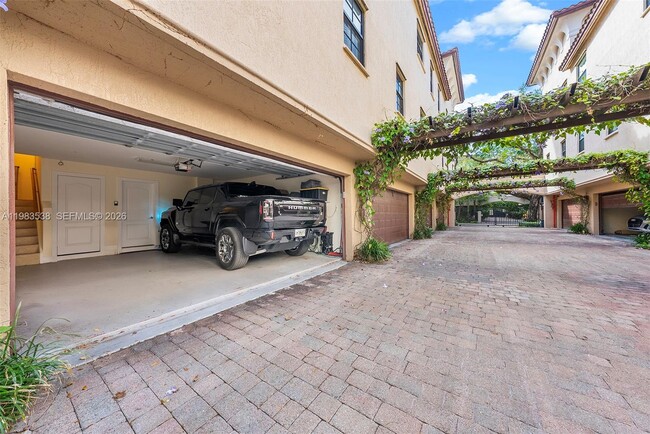 Building Photo - 2767 Coconut Ave