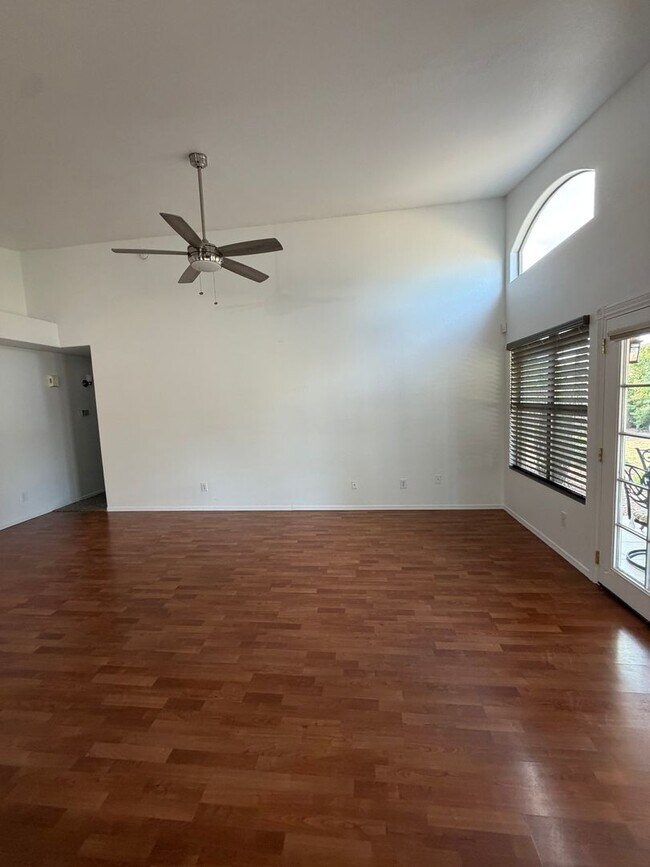 Building Photo - Stunning 3 bedroom, 2 bath home