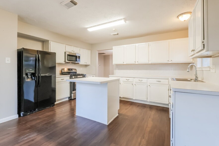 Building Photo - 12655 Pine Bush Dr