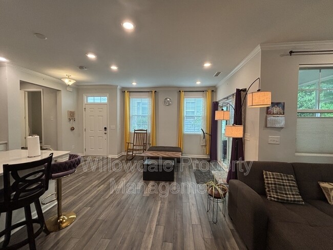 Building Photo - 203 Gremar Dr.