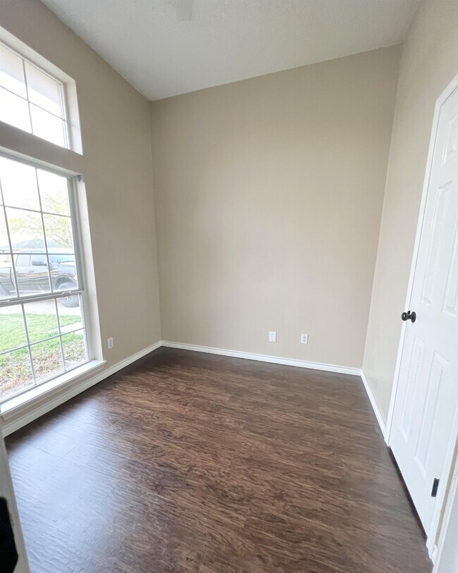Building Photo - 5215 Northview Dr