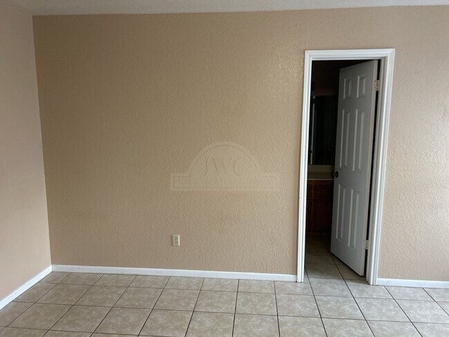 Building Photo - 2511 Bermuda Dr