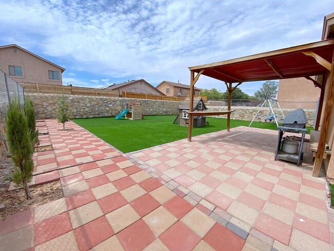 Building Photo - Northeast El Paso(Mesquite Hills 3bed with Refrig A/C and Solar Panels!