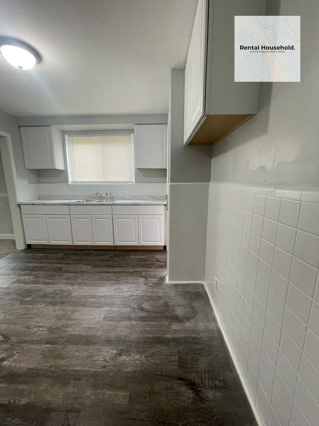 Building Photo - Stunning Renovated 3-Bedroom Bungalow-Move In Ready!!!