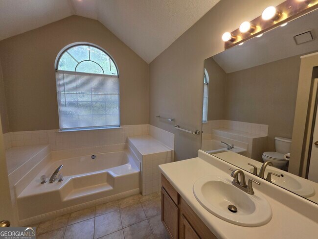 Building Photo - 302 Henley Way