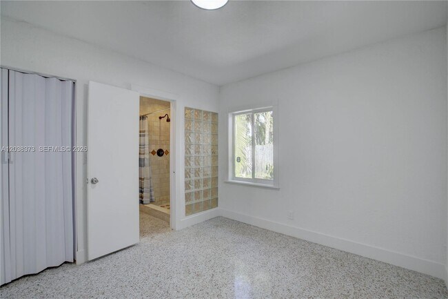 Building Photo - 616 SW 11th Ct