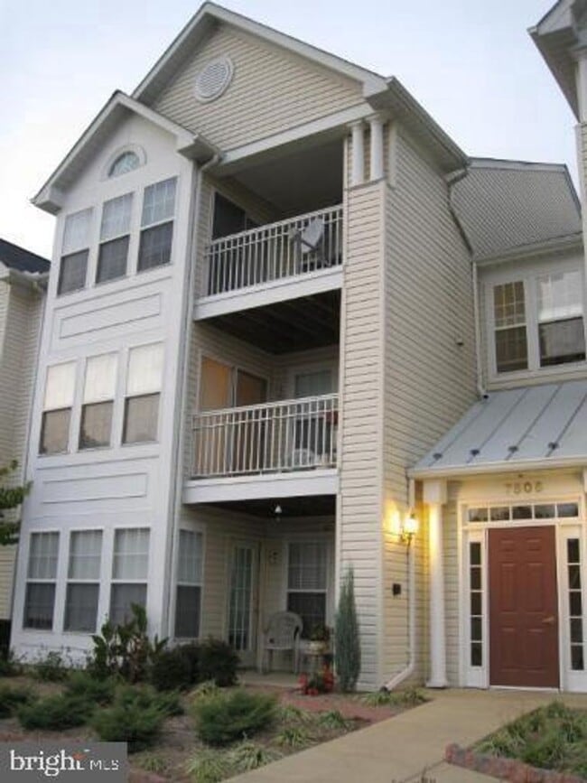 Building Photo - Bright Condo in Convenient Location