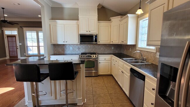 Building Photo - Spacious 3 bedroom plus office in Springlake off Bluebonnet