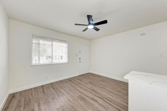 Building Photo - 2 month lease cute 1-1 blocks from campus and 1 block from UT shuttle