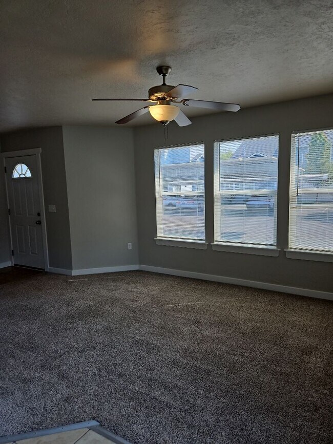 Building Photo - Fabulous Location!  3 bedroom, 2 bathroom ...